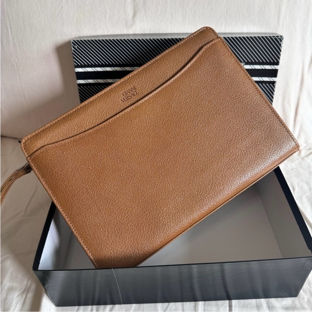 ❌SOLD❌GIANNI VERSACE Deadstock Vintage Warm
Brown Leather Zip Clutch Wristlet - Picture 5 of 11